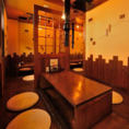 落ち着いた雰囲気の中、リラックスして食事を楽しめる場所です。掘りごたつ席が完備されているため、足を伸ばしてゆったりと過ごせます。新鮮な旬の鮮魚を使用した料理は、まさに海の恵みをそのまま味わえる逸品！さらに、炭火七輪の本格焼肉も楽しめるのが自慢です。美味しい料理とお酒をご堪能下さい。