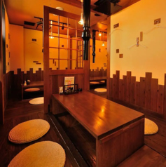 落ち着いた雰囲気の中、リラックスして食事を楽しめる場所です。掘りごたつ席が完備されているため、足を伸ばしてゆったりと過ごせます。新鮮な旬の鮮魚を使用した料理は、まさに海の恵みをそのまま味わえる逸品！さらに、炭火七輪の本格焼肉も楽しめるのが自慢です。美味しい料理とお酒をご堪能下さい。