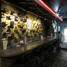 誕生日や記念日など、大切な日にはテーブル席が最適☆ 冒険の世界観に包まれた空間で、思い出に残る時間をお過ごしください!