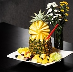 お祝い事にメッセージプレート◎パイナップル丸ごと1個使ったサプライズカクテルをご用意♪