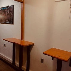 2名様用の立ち飲み席は1卓♪お一人様でも大歓迎！気兼ねなく、ちょい飲みと自慢のアテを楽しんでいただけます♪