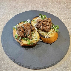 ラム肉赤ワイン煮込のブルスケッタ