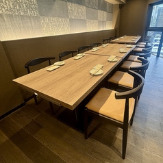 【新規増設フロア「山尾天神 はなれ」】最大25名様までのテーブル席は大きな窓と開放感のある空間でご宴会をお楽しみいただけます。