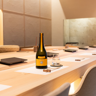 スタイリッシュな木目の空間が心を癒す特別なひととき