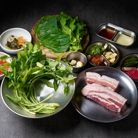 名物サムギョプサルなど、韓国料理を存分に堪能。