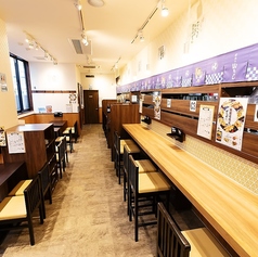お一人様でのちょい飲みやお仕事帰りの気軽な宴席に最適なカウンター席を全11席完備しております。鶴舞駅から徒歩1分の好立地でアクセスも抜群です。落ち着いた雰囲気の店内でゆったりとお食事やお酒をお楽しみいただけます。サクッと飲みたい時にも最適なお席ですのでお気軽にお立ち寄りください♪