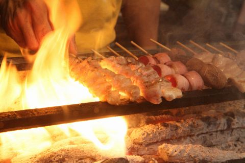 県産鶏を世界各地の厳選塩で焼き上げた串焼は19時まで50円!!お刺身や有名焼酎も豊富◎