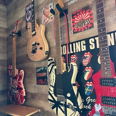 店内は大人のロックがBGMです。