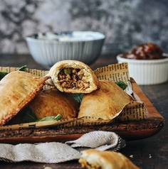 Special Samosa with Himalayan Spices / ヒマラヤンスパイスの特製サモサ
