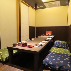 仕切りを外して人数調整も可能な掘り炬燵個室