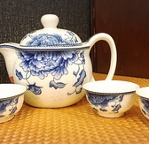 本場仕込みの台湾茶は、ティーポットでご提供いたします。ごゆっくりおくつろぎください！