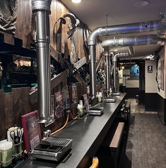 カウンターチェアのお席が2つ、ベンチタイプのお席が2つの計4席