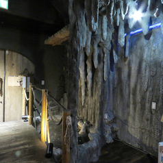 お仕事帰りのソロ冒険者さん、今日もお疲れ様です★当店のカウンター席は、お一人でも気軽に楽しめるスタンディングスタイル