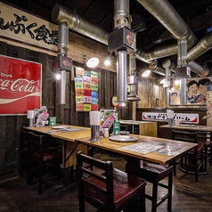 ＜2名様 × 3＞周りの人とワイワイ楽しめる雰囲気が自慢！店内のいたるところに昭和の雰囲気が満載！都会の真ん中で昔を思い出しながら楽しい時間をすごせるお店です。会社の飲み会にも、仲間とのちょい飲みにもご利用いただけます。おいしいホルモンと冷たいビールで会話も弾むこと間違いなしです♪お立ち寄りください～！