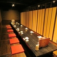 【10～12名様向け完全個室】大人数でまったり！掘りごたつタイプのお席は足をおろしてゆったりおくつろぎ頂けます！お得な飲み放題付宴会コースはリーズナブルなコースから豪華内容のコースまで様々なシーンに合わせて豊富にご用意しております。各種ご宴会に◎ご予約・ご相談もお気軽にお問い合わせくださいませ。