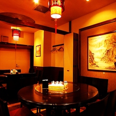 8名様掛けの円卓をご用意♪各人数に合わせて、個室をご用意！最大60名様までご利用頂けます。円卓個室は宴会に最適！中華といえば円卓、1つのテーブルで囲んで食べる料理は格別です。角がない円卓は無意識に緊張感が和らぎ、リラックスして食事して頂けます。銀座で中華のお店をお探しならぜひ当店で★