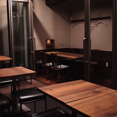 緑に囲まれ、川のせせらぎを感じられる開放的なテラス席です。昼は自然光に包まれ、夜は落ち着いた灯りと共にゆったりとした時間をお楽しみいただけます