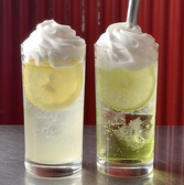 【名物ドリンク】“もこもこレモンサワー”“もこもこライムサワー”はちみつとレモン果汁で作ったキメの細かいムースが乗っています。