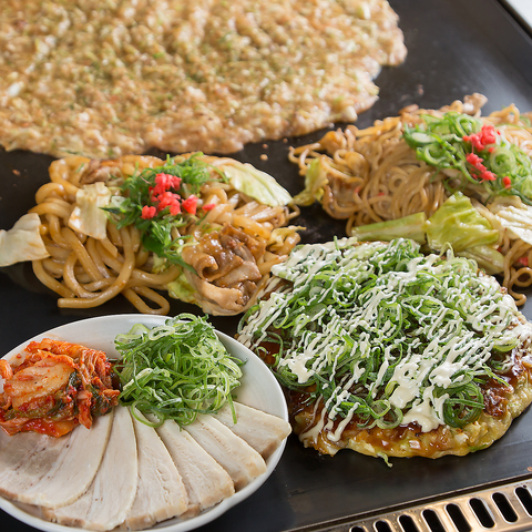 多彩なトッピングで自分オリジナルもんじゃを！他にもお好み焼きや鉄板焼きをご用意。