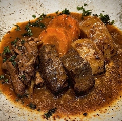 豚角煮と白モツのデミ味噌煮込み