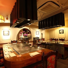 2階フロアのテーブル席は、ロールカーテンを入れて5名様～7名様までの半個室空間でご用意することが可能です。人目を気にせずお過ごしいただけるので、小さなお子様を連れたご家族でのお食事の他、接待・会食などビジネス利用、お顔合わせなどにも最適です。ライブ感あふれる鉄板焼きを存分にお楽しみください。