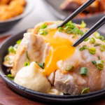 均タロー名物！チャーシューに卵を添えて特性ソースで仕上げました！ぜひご賞味あれ！