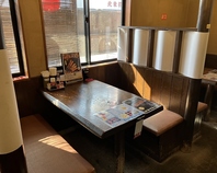 女子会や仕事帰りの一杯など使い勝手抜群なテーブル席