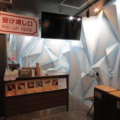 カウンター席からは、冒険心をくすぐるこだわりのインテリアもよく見えます！シェフ渾身の絶品料理を味わいながら、五感でダンジョンの世界をお楽しみください！