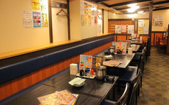 ワンフロアの広いお店で、仕切りで区切られたテーブル席でございます。消毒液の設置、定時消毒、間隔を開けたお席のご案内にも十分配慮し、営業しております。