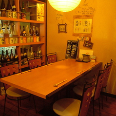 【1F】様々なシーンのご宴会にも使いやすいテーブル席。温かい色の照明の中、和の雰囲気漂う落ち着いた店内で旬のお料理を味わいながら楽しい時間をお過ごし下さい。