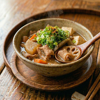 旨味が溢れる「もつ煮」は冷えたお酒と相性抜群！