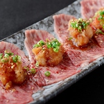 サッと炙って肉の旨味を閉じ込める『モモ肉3秒焼き』リーズナブルなお値段1,045円が魅力的。