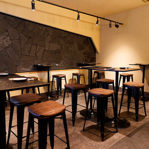 【鉄板×お酒】LIVE感のあるカウンター　25名様まで入るテーブル席