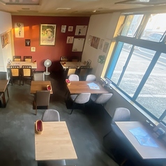 全席テーブル席、席数16席、ご予約状況により22席まで拡張します。貸切は12～22名でご利用可能です。