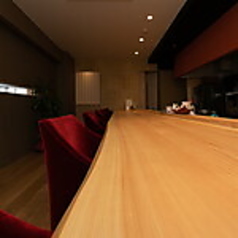 デートにも最適なカウンター席。洗練された内観とゆったりとした雰囲気の中で、お二人だけの特別な時間をお過ごしください。