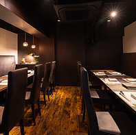 モダンな装飾が彩る洗練された空間でオリジナルの美食を