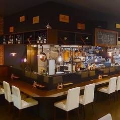 木の温もりが心地よいカウンター席は、お一人様やデートに最適な特等席です。柔らかな照明に包まれ、目の前で料理が仕上がる音や香りを間近に感じられるのが魅力。深夜までゆったりと自分時間を満喫できる空間です☆