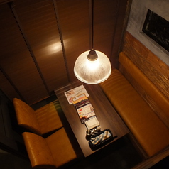 ソファー半個室は予約必至の人気席。デートにぜひ♪