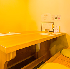 親しいご友人との飲み会や、ご家族でのお食事にご活用ください。美味しい日本酒と創作料理で楽しいひとときをどうぞ。