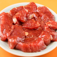 創業の味！赤身ラム肉、手切りで旨みが際立つ