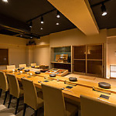 【全席禁煙】 お客様に最高の状態で鮨の香りを楽しんでいただくため、店内は「全席禁煙」となっております。清潔で澄んだ空気の中、繊細なネタの風味を心ゆくまでご堪能ください。