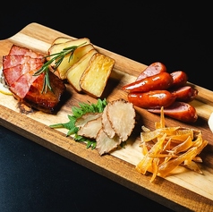 【自慢の燻製　盛り合わせ】チーズ、いぶりがっこ、ウインナー、ベーコン等の写真