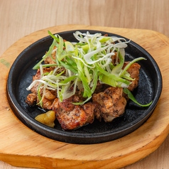 厳選馬刺しや和牛ステーキ、こだわりの串焼きを味わう