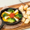 料理メニュー写真 小海老とブロッコリーとCheeseのアヒージョ　特製ガーリックトマトオイル