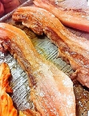 ジューシーな肉汁が食欲をそそる♪スタッフが焼いてくれるのでジーっとお待ち下さい！