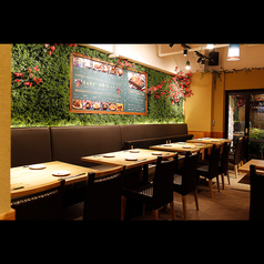 定番人気の片側がソファのテーブル席♪