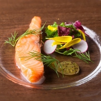 『サーモンのミキュイ 季節のソースで』(1,500円)