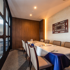 5名様～8名様まで入れる個室を2部屋ご用意しております。個室のご予約はコースでお願いしております。予めご了承ください。