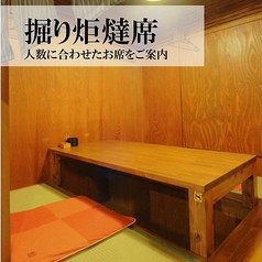 【2階】4名様用掘りごたつ席は2つ。ゆったり足を伸ばして…♪