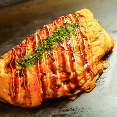 温かな卵のまろやかさ、鉄板焼きの心地よい焦げ目。全てが調和するひと時